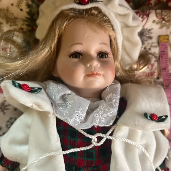 VINTAGE PORCELAIN HOLIDAY DOLL WITH STAND - Picture 12 of 13